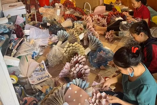 Hoa làm bằng tiền thật “lên ngôi” thị trường quà tặng dịp lễ 20/10