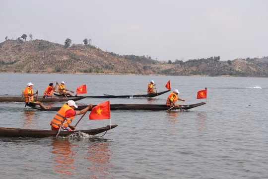 Độc đáo lễ hội đua thuyền độc mộc trên dòng Pô Cô huyền thoại