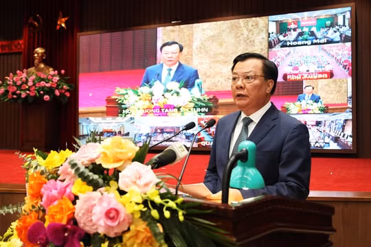 Bí thư Thành ủy Hà Nội đối thoại với phụ nữ Thủ đô