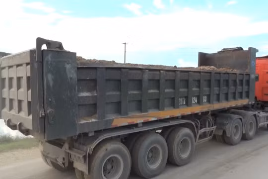 Thanh Hóa: Xe chở đất không che phủ bạt ngang nhiên lưu thông trên đường Nghi Sơn - Sao Vàng