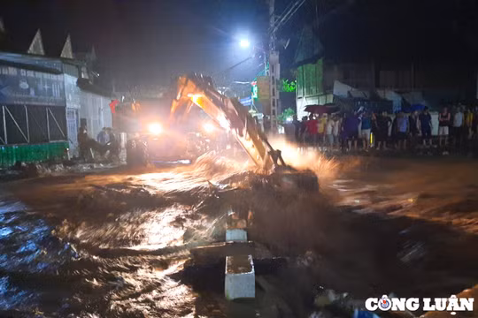 Lũ kéo về trong đêm khiến nhà dân bị sập, nhiều trường hoãn khai giảng