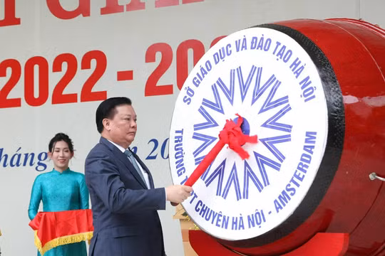 Lãnh đạo Hà Nội đánh trống khai giảng năm học mới