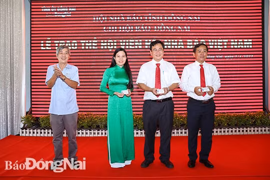 Đồng Nai trao thẻ hội viên Hội Nhà báo Việt Nam giai đoạn 2021-2026