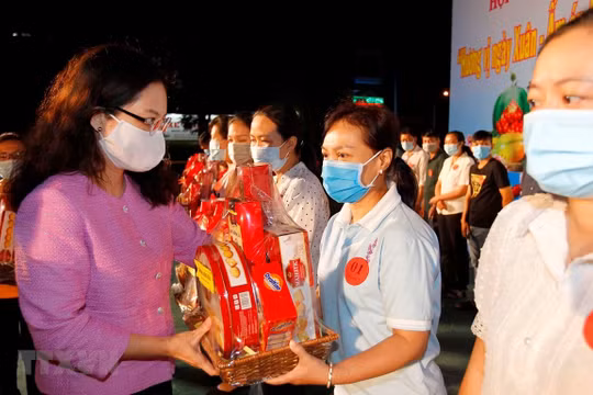 TP. HCM chi hơn 900 tỷ đồng để chăm lo Tết Nguyên đán 2022 cho người dân