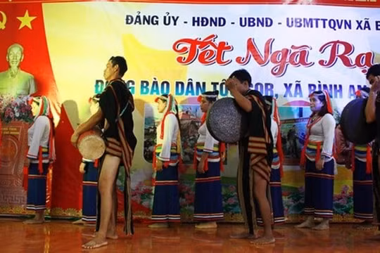 Độc đáo Tết Ngã rạ của người Cor ở Quảng Ngãi