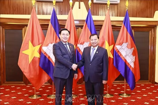 Chủ tịch Quốc hội Vương Đình Huệ hội kiến Chủ tịch Thượng viện Campuchia Samdech Say Chhum