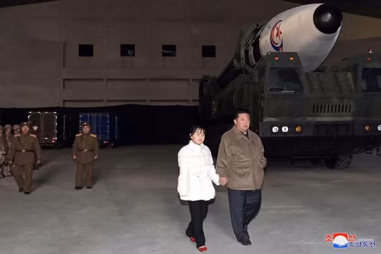 Ông Kim Jong Un tiết lộ con gái trong vụ phóng tên lửa xuyên lục địa