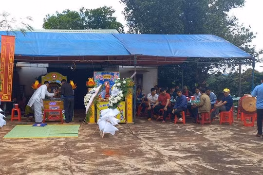 Gia Lai: Nữ sinh lớp 8 rơi xuống đập tử vong thương tâm trong lúc chụp ảnh