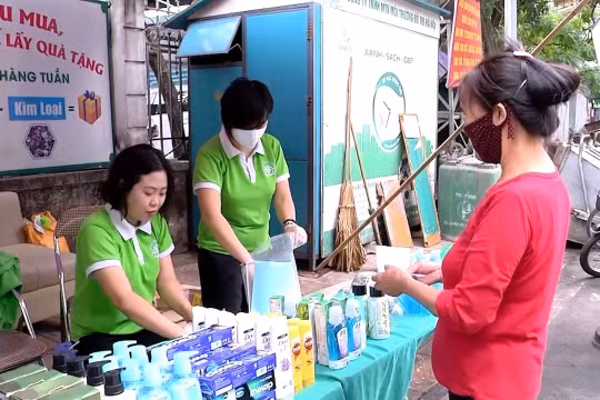 Hà Nội: Người dân hào hứng đổi rác lấy quà