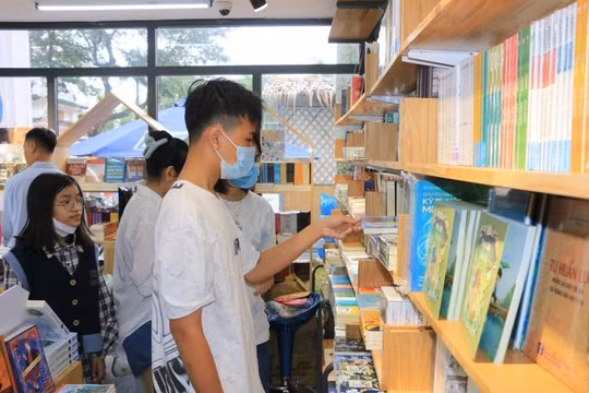 Đường sách đầu tiên ở Đồng bằng sông Cửu Long đi vào hoạt động