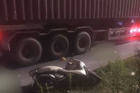 Va chạm với xe đầu kéo, 2 mẹ con đi xe máy tử vong