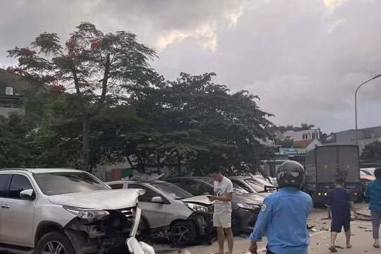 Quảng Ninh: 10 ô tô hư hỏng nặng sau cú đâm liên hoàn của xe bán tải