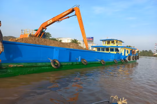 Buộc hạ tải 3 phương tiện đường thuỷ