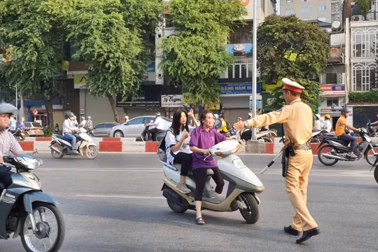Hà Nội: Xử lý phụ huynh vi phạm luật giao thông khi đưa đón con đến trường