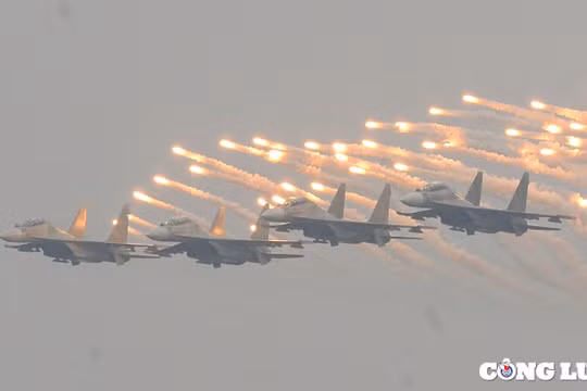 Người dân hào hứng xem màn trình diễn của tiêm kích Su-30MK2 trên bầu trời Hà Nội