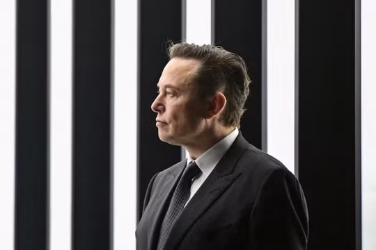 Elon Musk suýt mất danh hiệu giàu nhất thế giới
