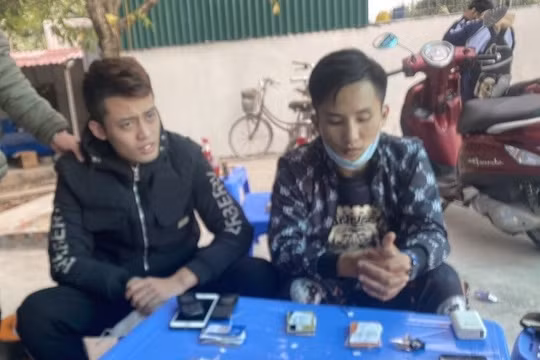 Bắt giữ 2 đối tượng tàng trữ, mua bán thông tin tài khoản ngân hàng