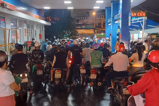 Thủ tướng yêu cầu Bộ trưởng Bộ Công Thương giải quyết dứt điểm tình trạng thiếu xăng dầu cục bộ
