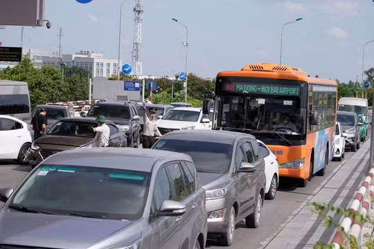 Nhức nhối vi phạm tại cảng hàng không Nội Bài