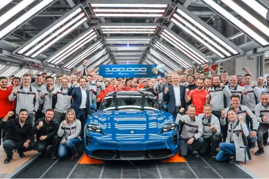 Porsche Taycan cán mốc 100.000 xe được xuất xưởng