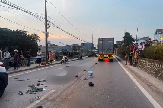 Hà Nội: Va chạm trên đê Nguyễn Khoái, 2 thanh niên tử vong