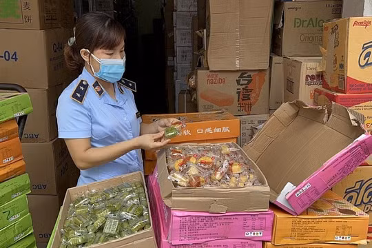 Phát hiện lô bánh trung thu giá siêu rẻ, chỉ 2.500 đồng/chiếc tại “thủ phủ” bánh kẹo nhái La Phù