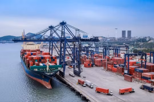 Bài 3: Phát triển kinh tế biển xanh gắn liền với việc bảo vệ môi trường biển