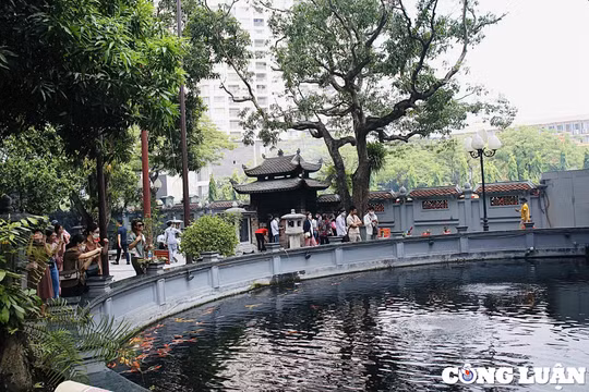 Ngôi chùa cầu duyên nổi tiếng Hà Nội tấp nập ngày đầu tháng 7