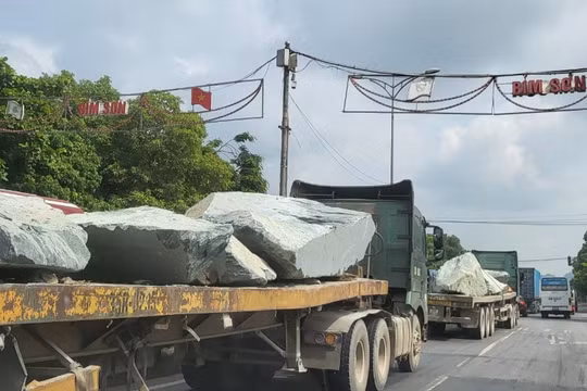 Xe chở đá tiềm ẩn nguy cơ tai nạn trên quốc lộ 1A