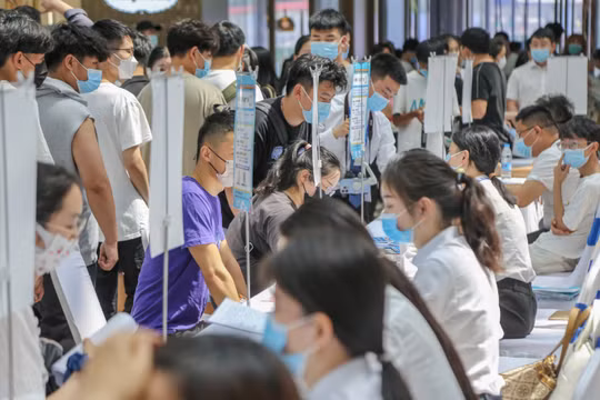 Trung Quốc: Du học sinh không muốn về nước vì thị trường việc làm ảm đạm