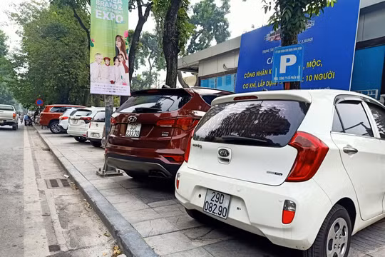 Hà Nội chỉ đạo "nóng" xử lý điểm đỗ xe ôtô gây hư hỏng, xuống cấp vỉa hè lát đá