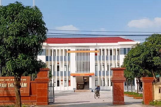 "Quan hệ bất chính" nữ công chức tư pháp thị trấn Thiên Cầm bị khai trừ Đảng