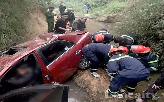 Lào Cai: Giải cứu 2 người trên xe du lịch bị rơi xuống cống