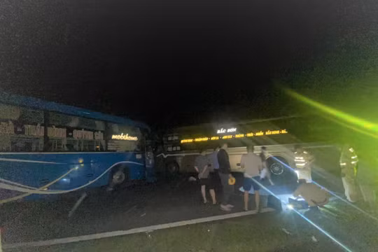 Quốc lộ 6 ùn tắc nhiều giờ sau va chạm xe khách
