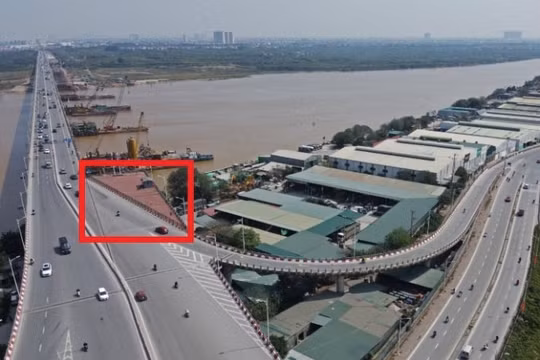 Hà Nội: Tháo dỡ 2 nhịp cầu tạm phục vụ thi công cầu Vĩnh Tuy 2