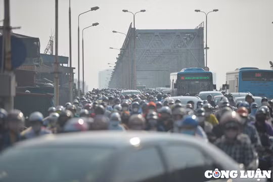 5 ô tô va chạm liên hoàn trên cầu Chương Dương gây ùn tắc nghiêm trọng