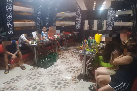 Triệt phá tụ điểm chứa mại dâm núp bóng quán Karaoke