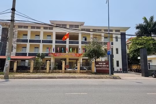 Đại án Việt Á: Kỷ luật cảnh cáo ông Kiều Đình Vì, Giám đốc CDC Hoà Bình