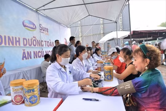 Vinamilk đồng hành cùng hơn 2.000 người cao tuổi Thủ đô nhân ngày Quốc tế người cao tuổi