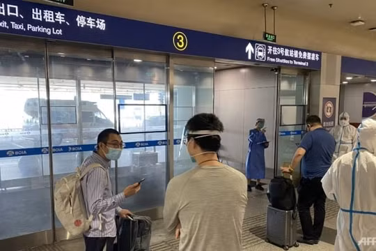 Trung Quốc cắt giảm thời gian cách ly COVID-19 đối với du khách quốc tế