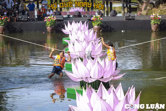 'Cười bể bụng' với màn đu dây qua sông ở “Chợ quê Ngày hội”