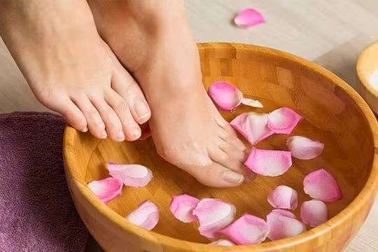Lợi ích của việc ngâm chân bằng nước nóng đối với sức khoẻ