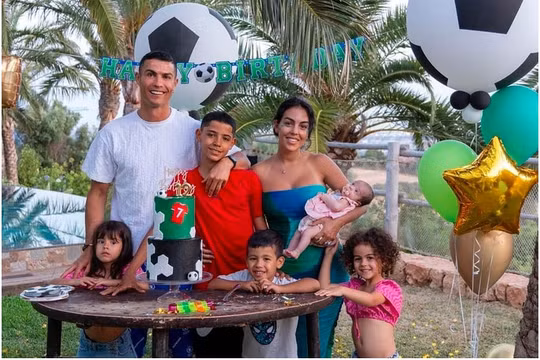 Kỳ nghỉ ‘sang chảnh’ của gia đình siêu sao Cristiano Ronaldo