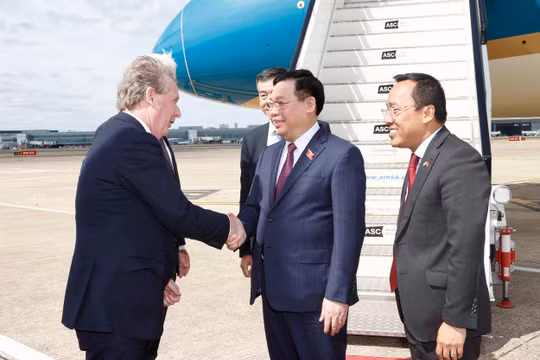 Chủ tịch Quốc hội Vương Đình Huệ đến London, bắt đầu thăm chính thức Vương quốc Anh