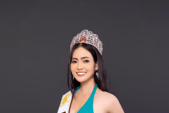 Hoa hậu Bích Hạnh diện Bikini khoe dáng nóng bỏng trước thềm chung kết Mrs World 2022