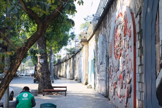 Những bức bích họa trên phố Phùng Hưng phai màu, xuống cấp trầm trọng
