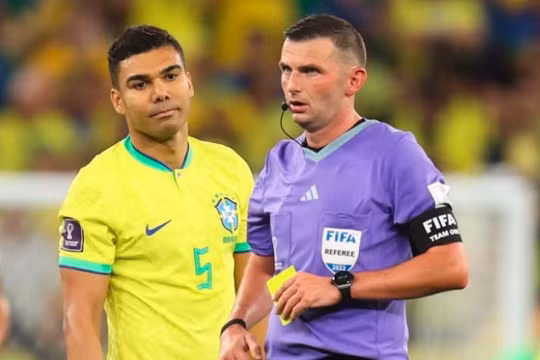 FIFA loại trọng tài người Anh Michael Oliver khỏi World Cup 2022