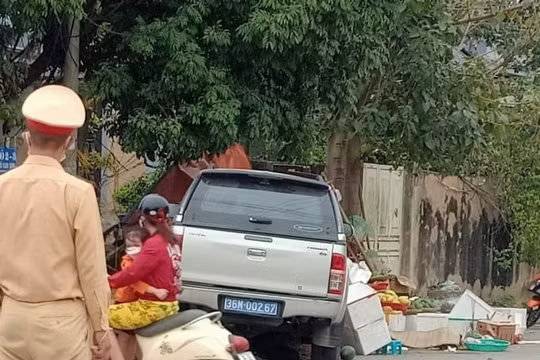 Thanh Hoá: Ô tô tông liên hoàn, 2 người tử vong
