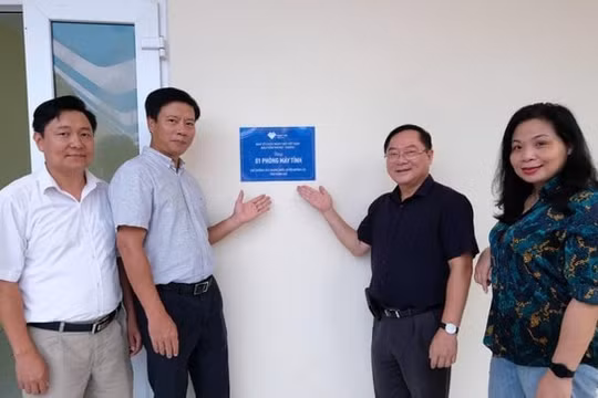 Trao tặng phòng học máy tính, học bổng cho học sinh huyện miền núi Mường Lát