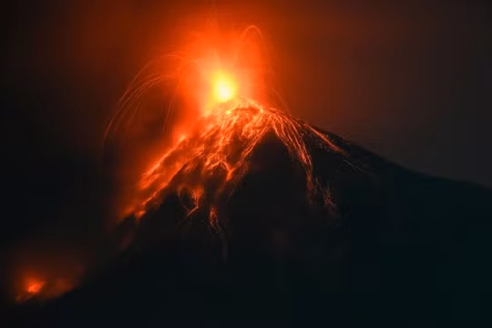 Núi lửa Fuego ở Guatemala phun trào, đường sá và sân bay đóng cửa